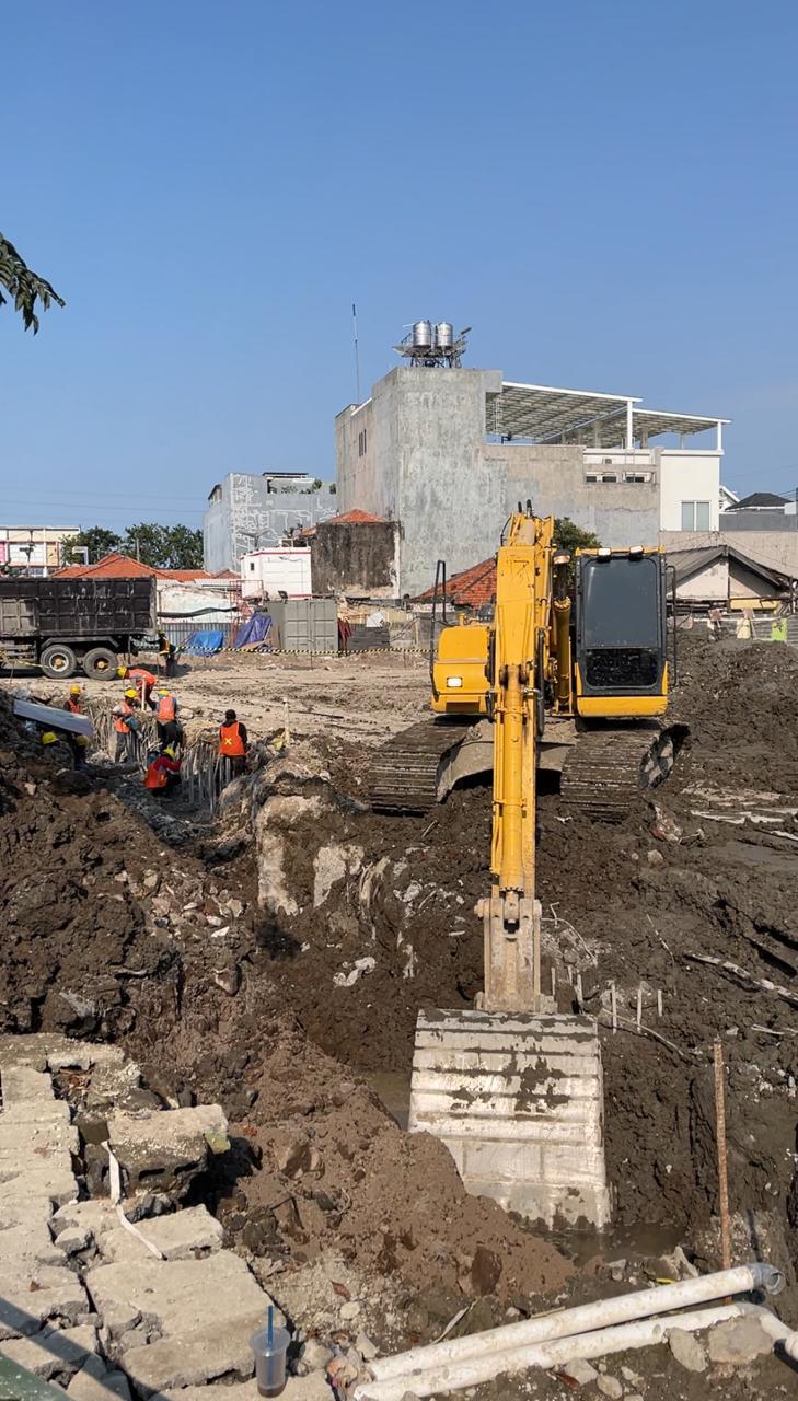 Pekerjaan Galian Untuk Capping Beam Soldier Pile, pekerjaan Soldier Pile masih dilakukan juga