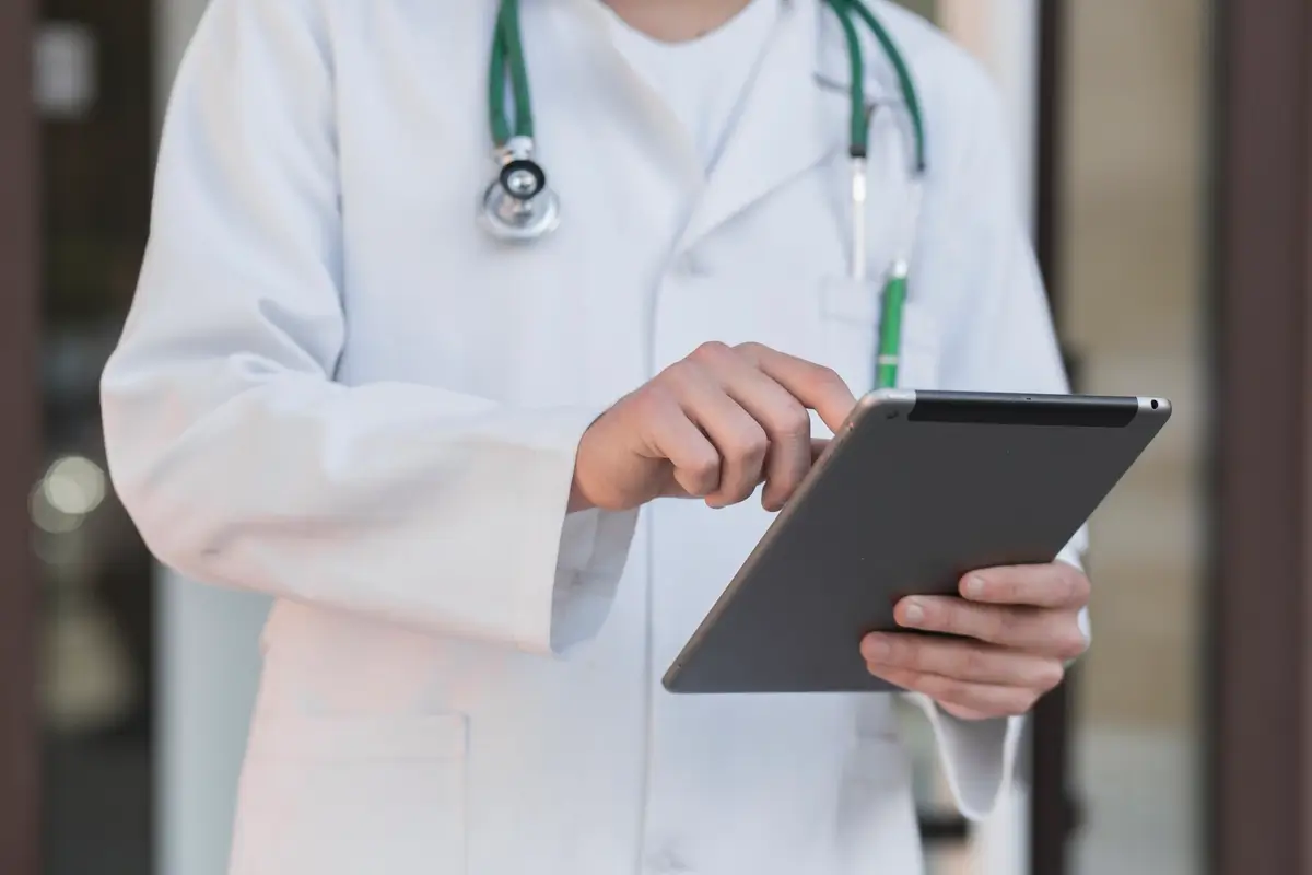 Penerapan Internet of Things di Rumah Sakit: Membangun Smart Hospital di Surabaya